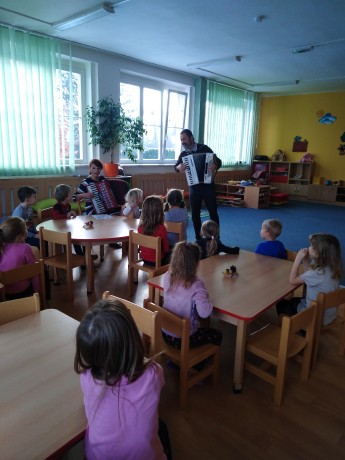 zpíváme s dětmi - i ředitelka má harmoniku